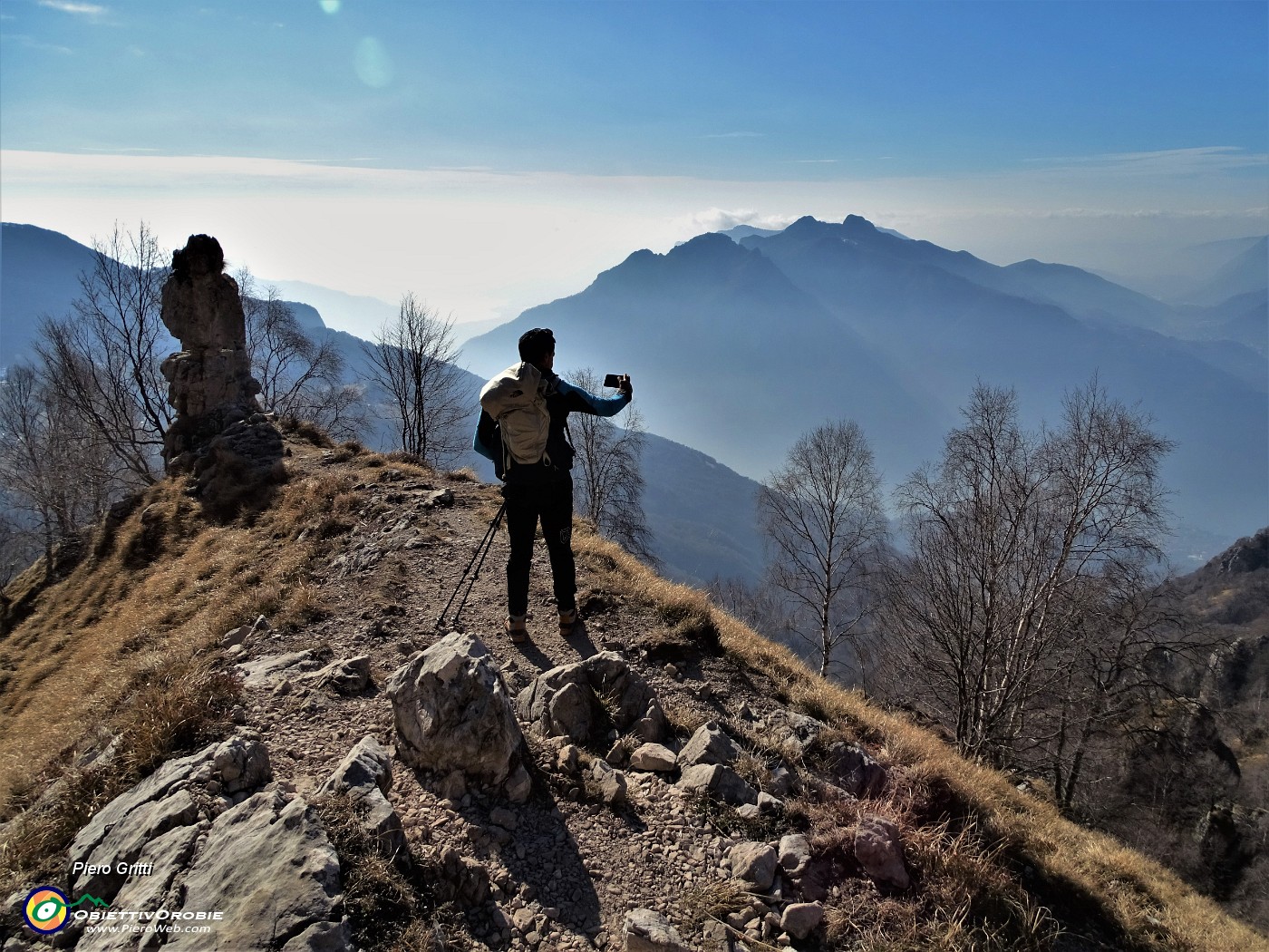 20 Sul Sentiero dei morti  pinnacolo con vista verso il lago e i Corni di Canzo.JPG